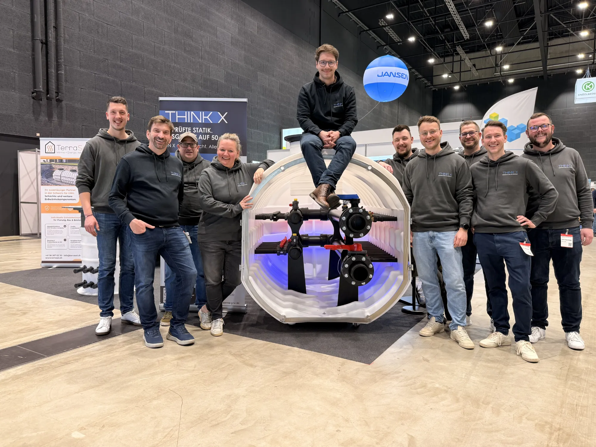 Gruppenfoto vom GNV Team mit einem HN X Schacht auf der Geotherm Messe Offenburg 2026