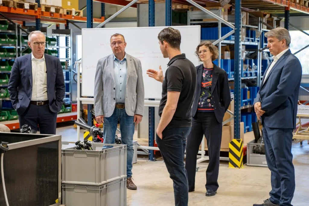 Sandro Neumann stellt der LEG Thüringen die Produkte der GNV GmbH vor